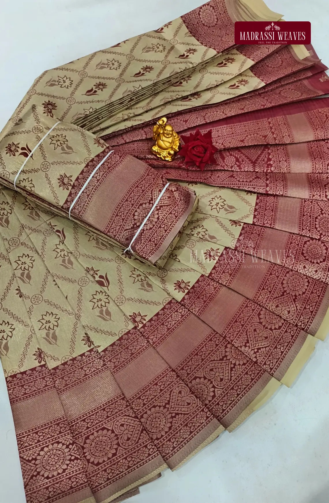 Avarthana Checked Saree