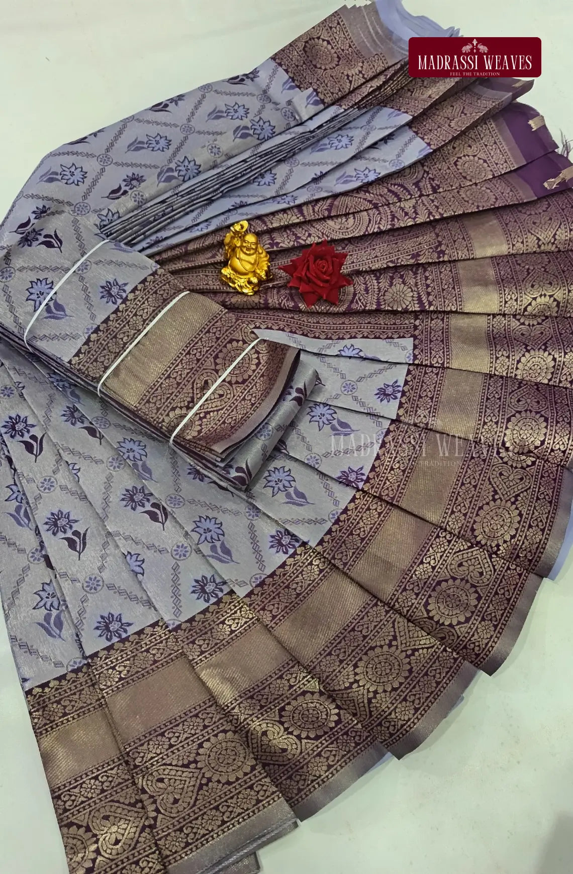 Avarthana Checked Saree