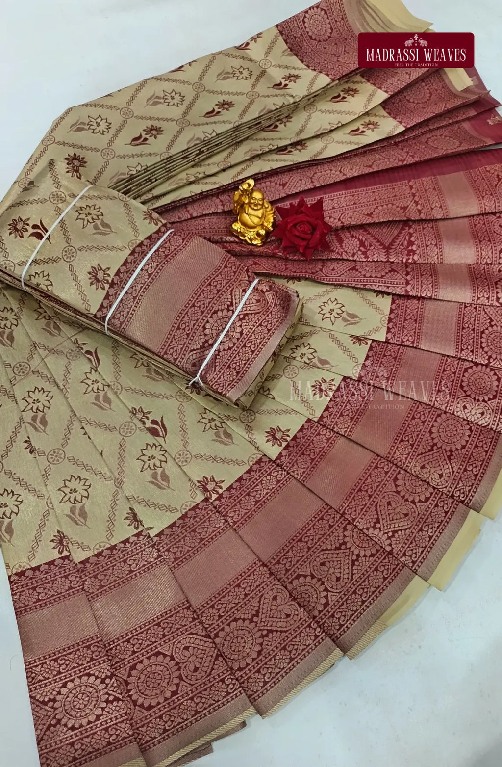 Avarthana Checked Saree