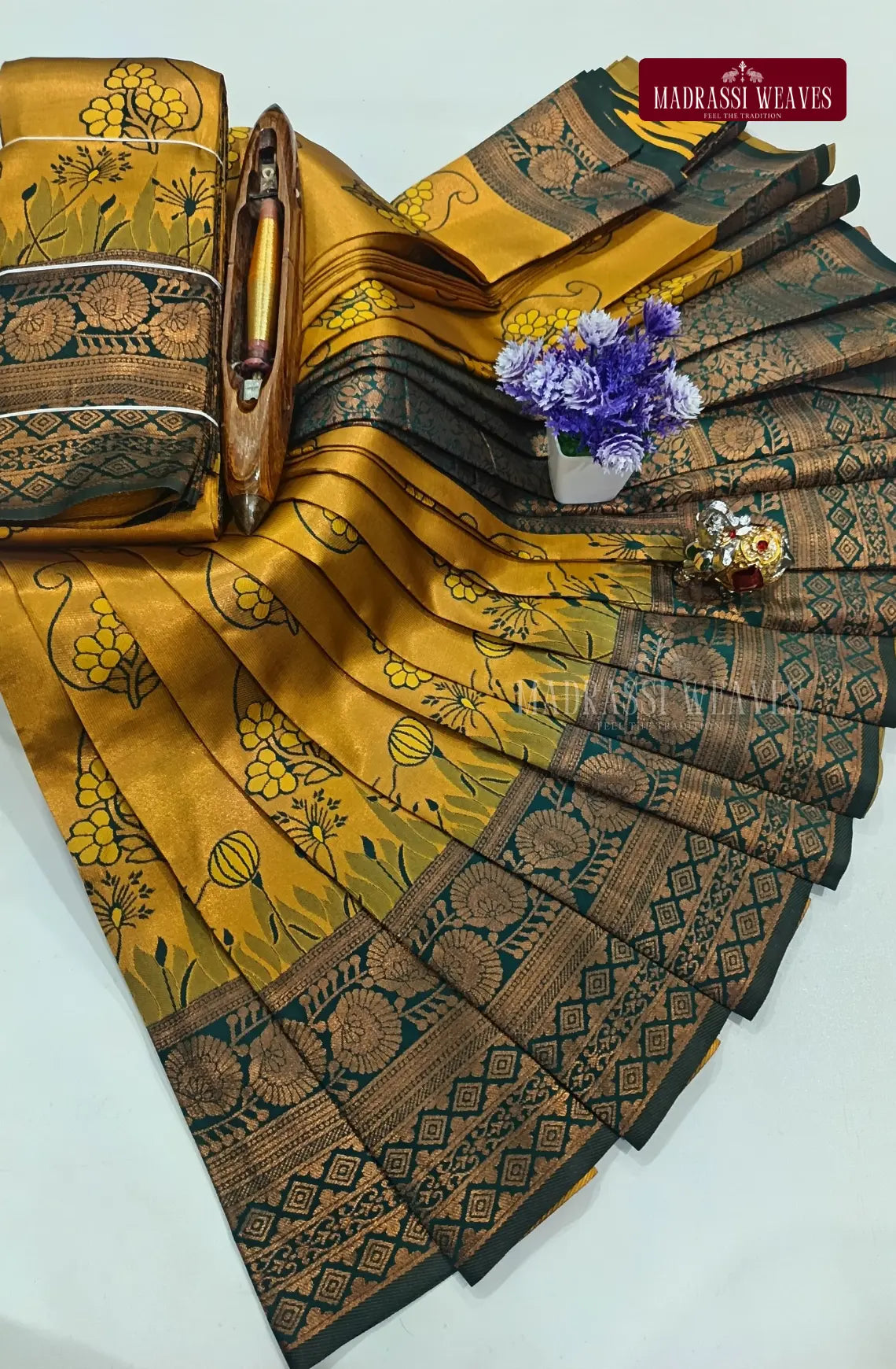 Avarthana Floral Motif Saree