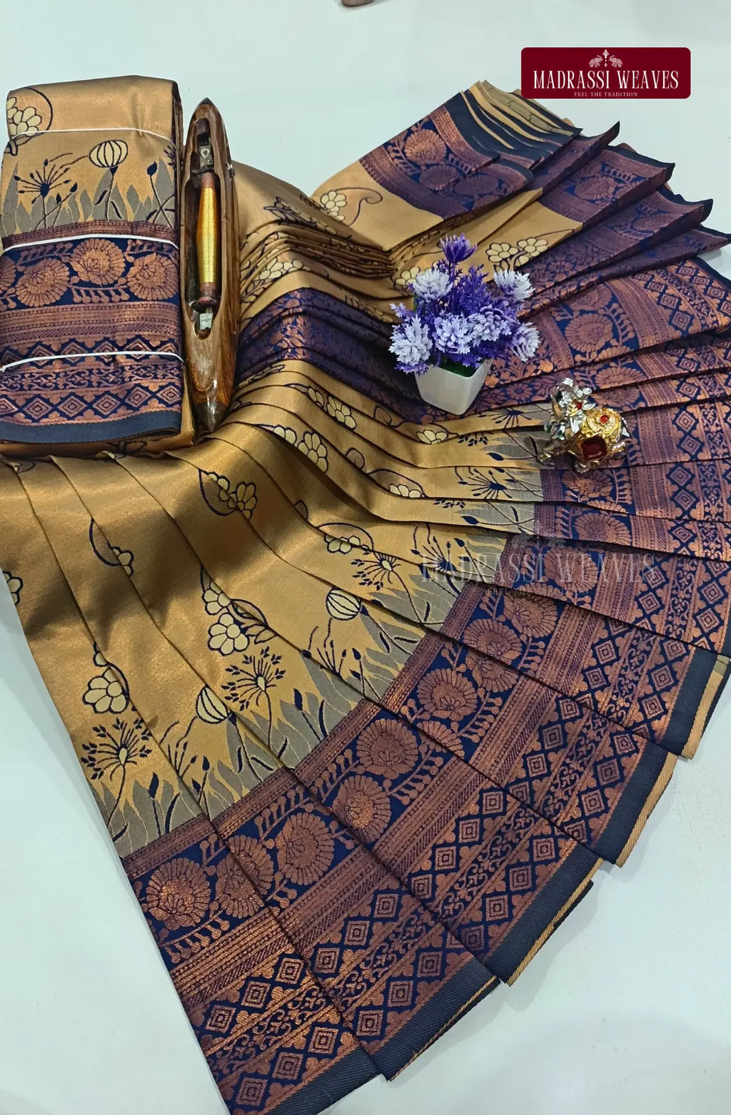 Avarthana Floral Motif Saree