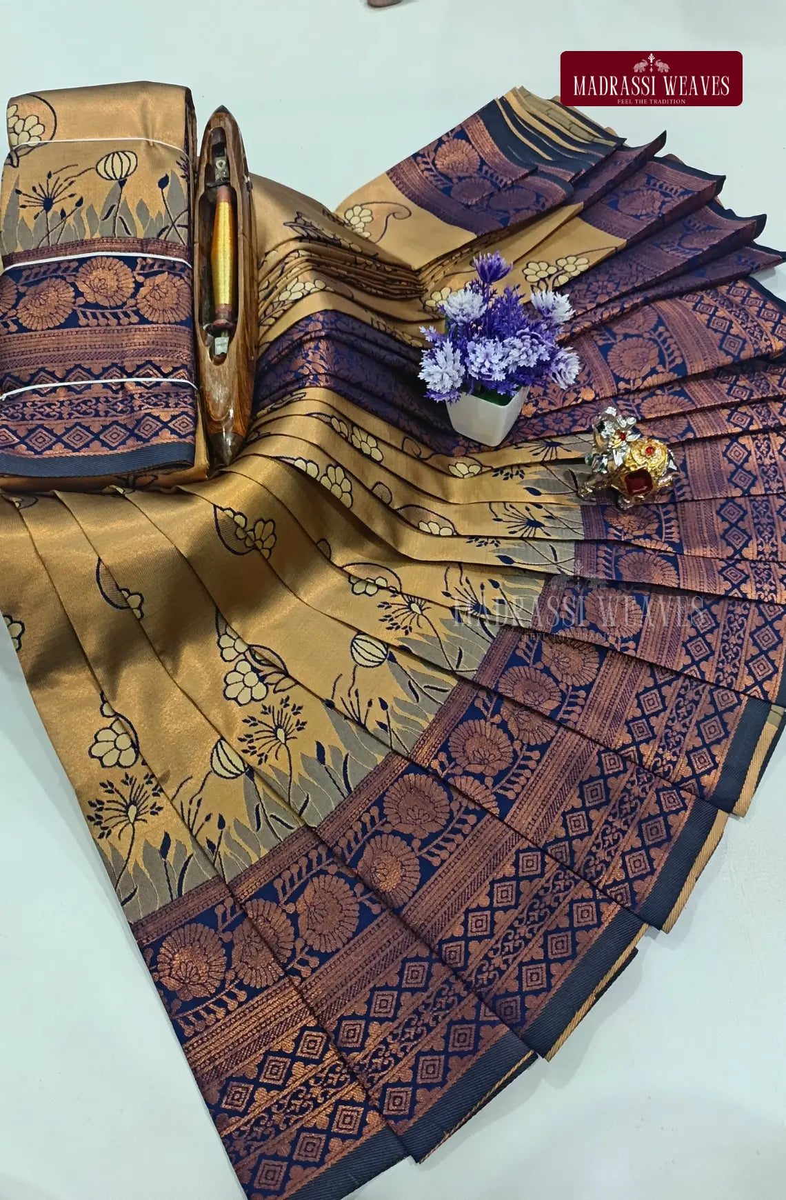 Avarthana Floral Motif Saree
