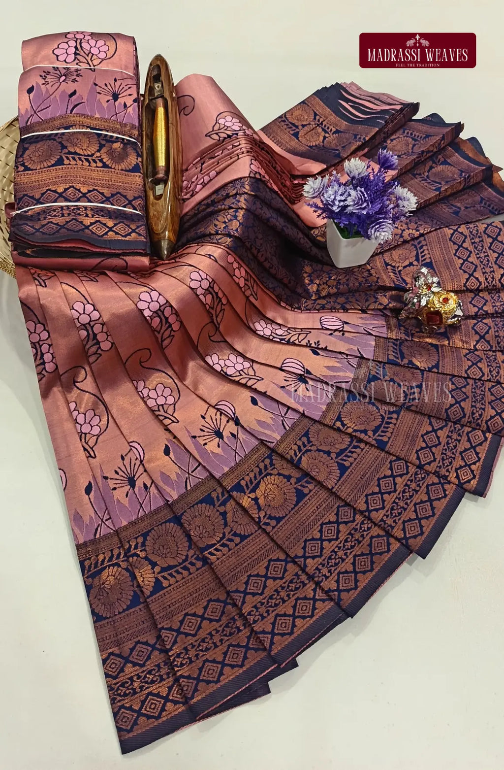 Avarthana Floral Motif Saree