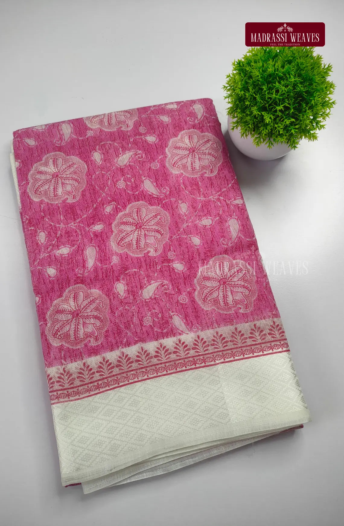 Floral Printed Cotton Blend saree - Pink